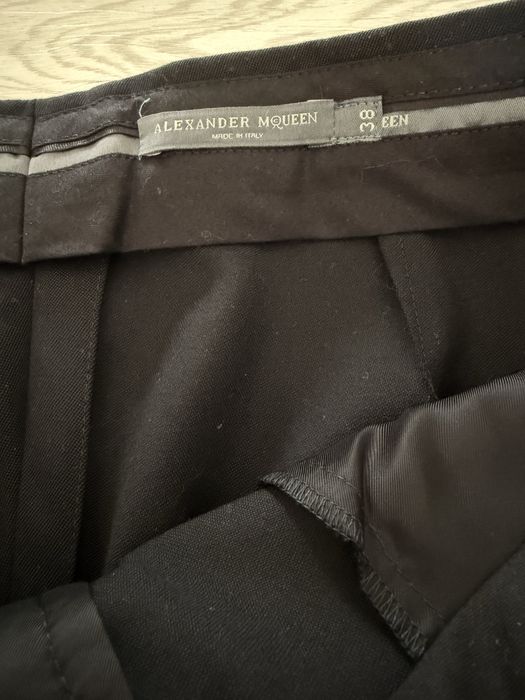 Классические женские черные брюки от Alexander McQueen, сделано в Итал