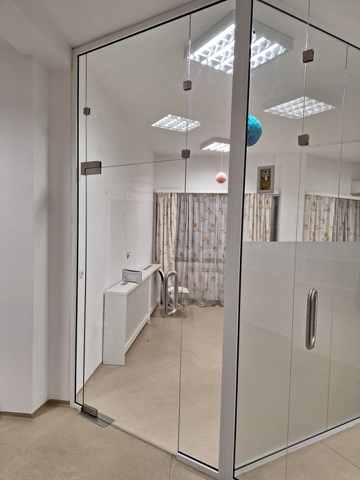 Продавам стъклени врати и преградни стъкла