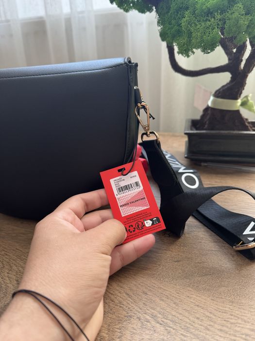 Geanta Valentino noua perfecta pentru cadou