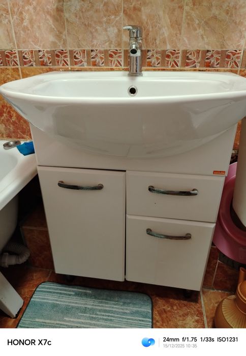 Раковина с тумбой и зеркало