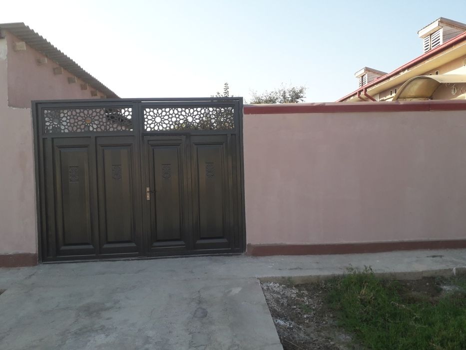 Янгиер ш,  Магнит магазини оркасида, 4 хонали, 2 сотокли, дарвозали бу