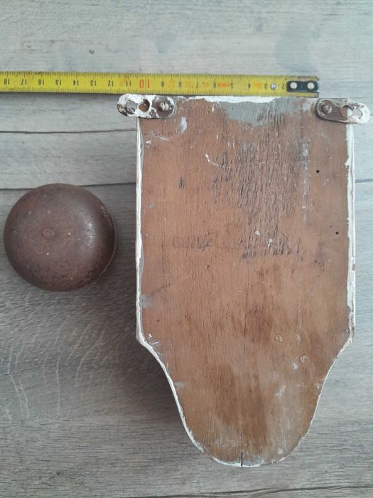 Sonerie veche usa scoala perete lemn clopotel metalic cu ciocanel Germania anii 40