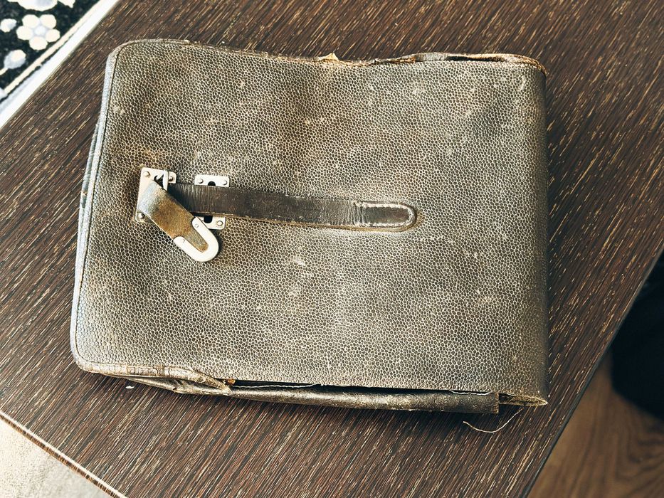 Пилотка, планшет,ремень.