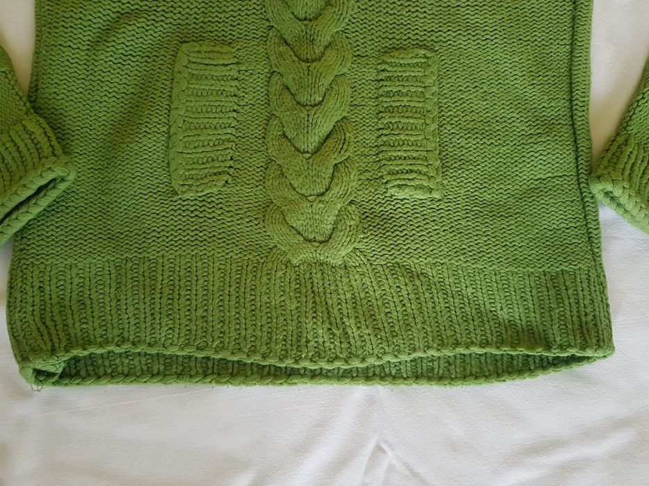 Продавам дамски ръчно плетен зелен пуловер