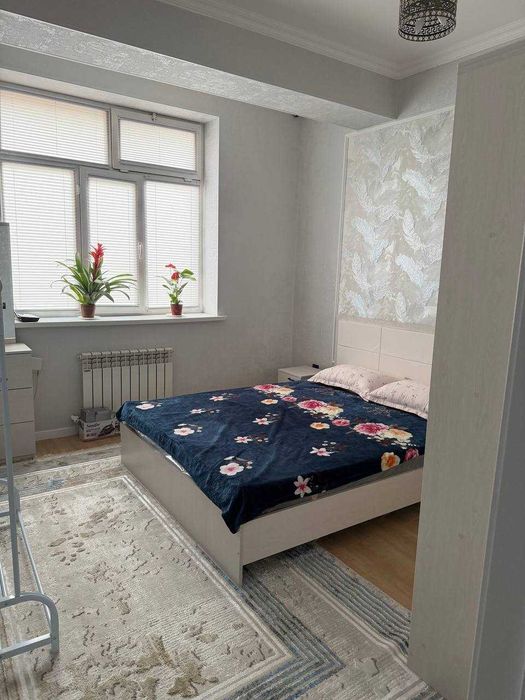 Продается квартира в Яшнабадском районе Новострой Иззат 2-х ком 1-этаж