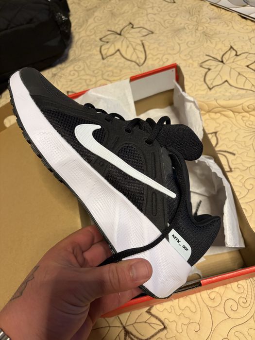 Adidasi nike noi