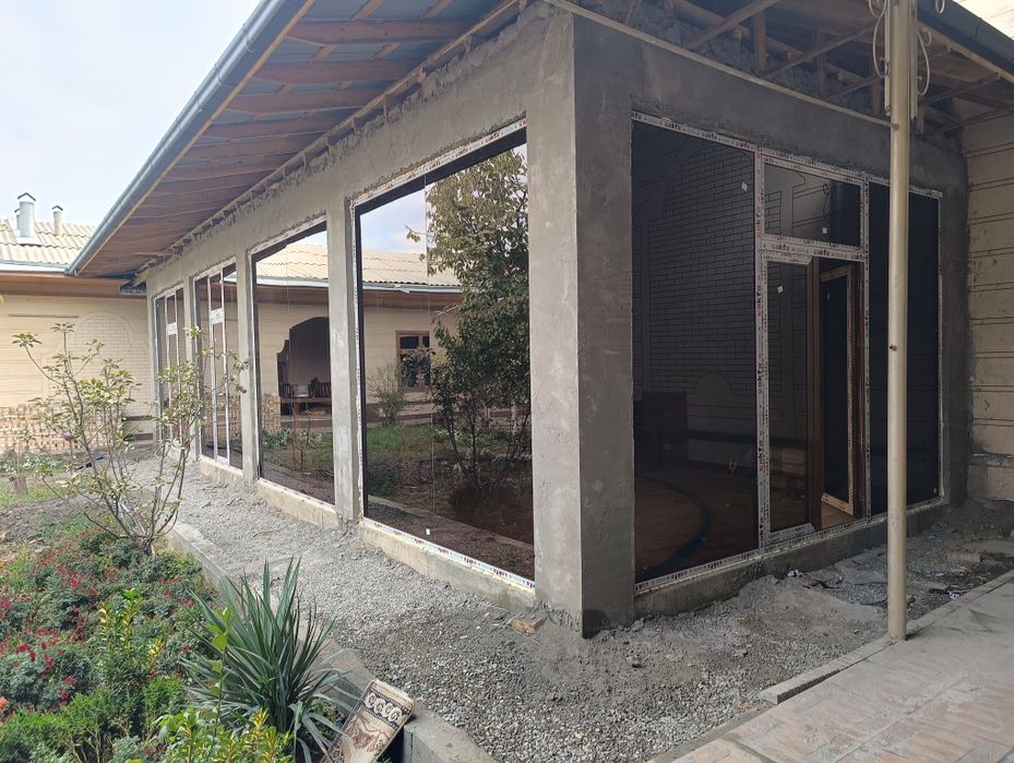 1 Akfa alumin va pilasmassa eshik romlar sizistagan turda.