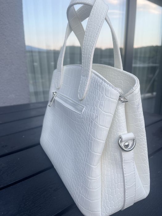 Дамска чанта бял цвят лачена