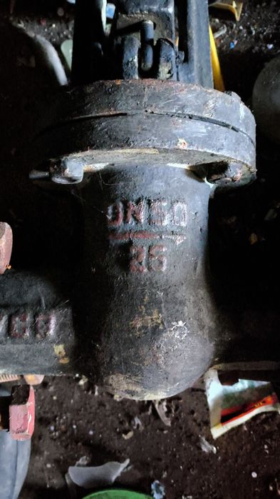 Продам задвижки чугунные