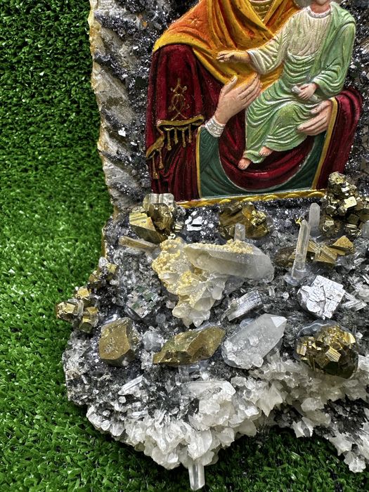 Ръчно изработена икона на Дева Мария с Младенеца с естествени кристали