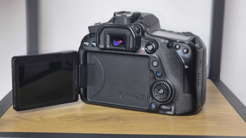 Canon EOS 80D + 50mm f/1.8 STM + 18-55 IS STM + Grip + 4 Baterii + Incarcator