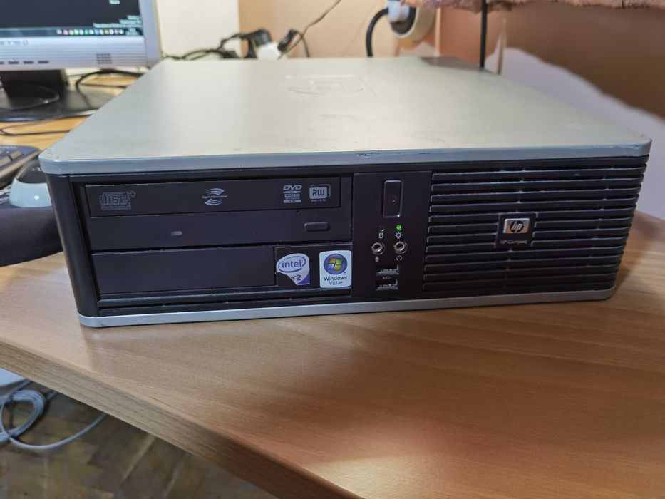 Компютър, монитор, клавиатура и мишка– комплект, готов за работа