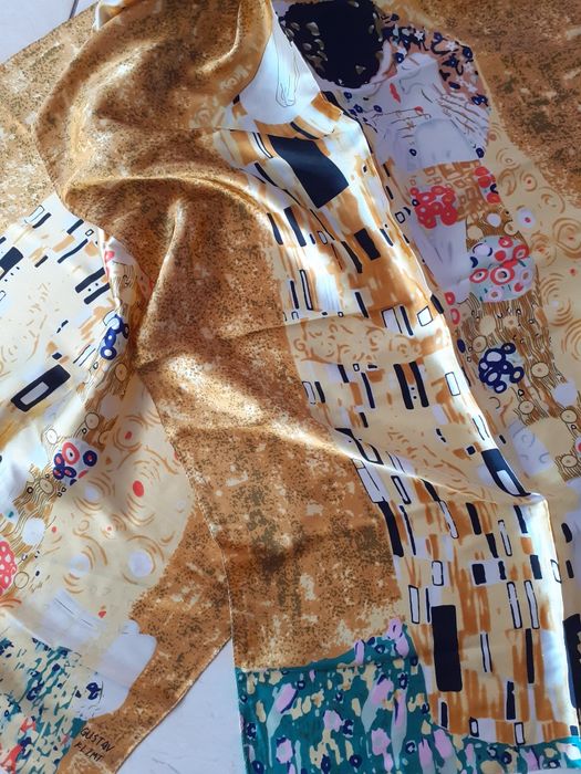 Копринен шал "Целувката" на Г. Климт и елегантен портфейл