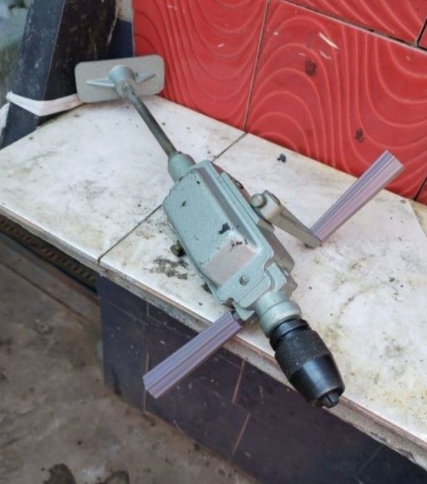 Mașina găurit manuala și coarbă