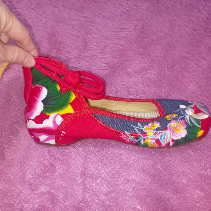 Продам новую обувь.