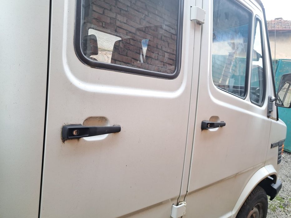 Продавам Mercedes 310 D