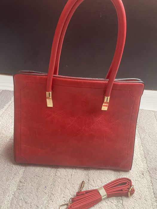 Дамска чанта с твърди дръжки