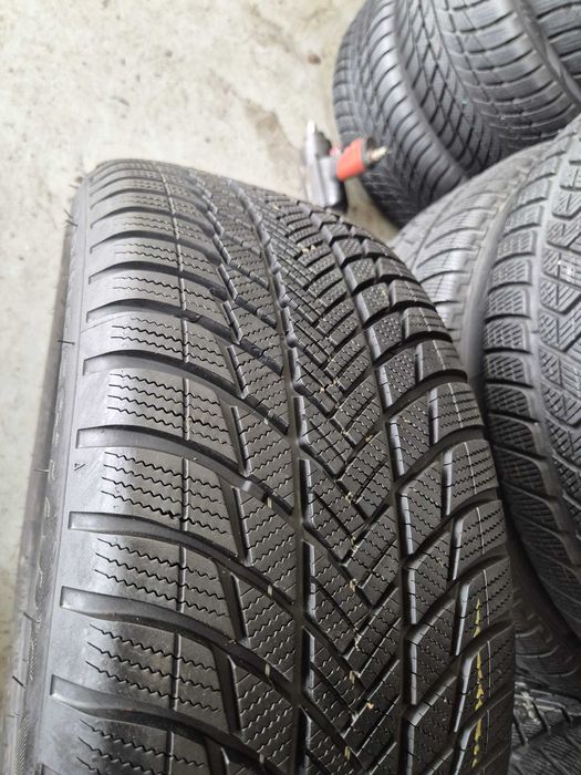 Vând set anvelope iarna bridgestone 235.50.19