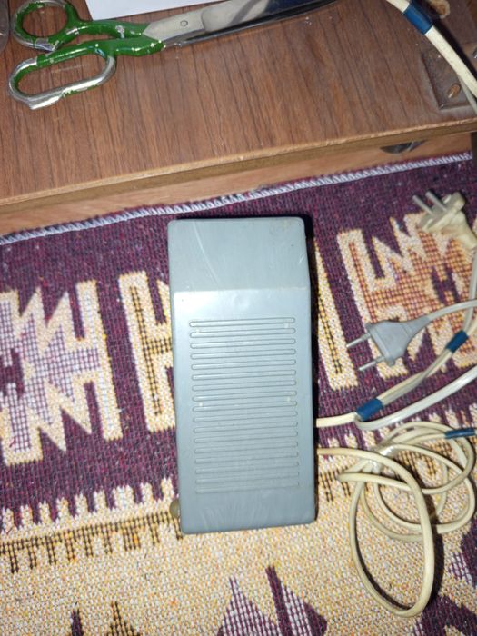 Продам швейную машинку.