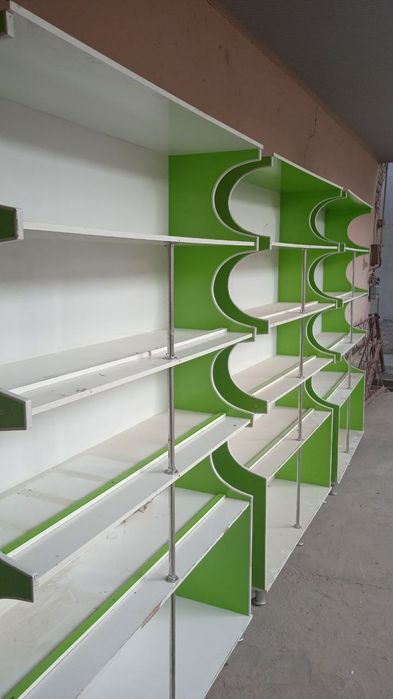 Stellaj oziq-ovqat magazinniki rangi yashil