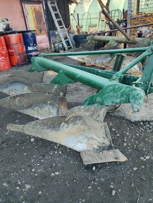 Vând două pluguri pp4 în stare bună de funcționare
