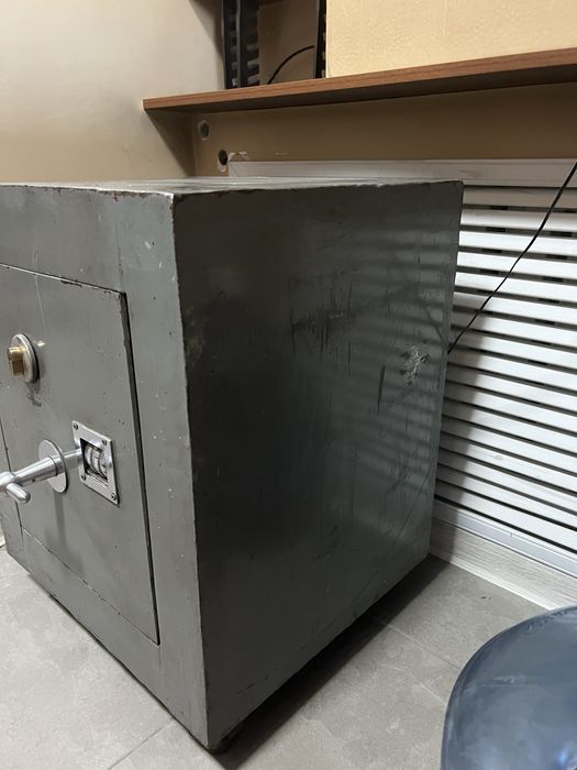 Сейф (с кодовым замком)