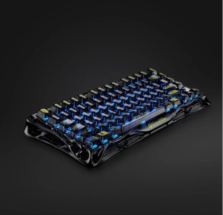 Komplekt gaming monitor, klaviatura va mishka sotiladi