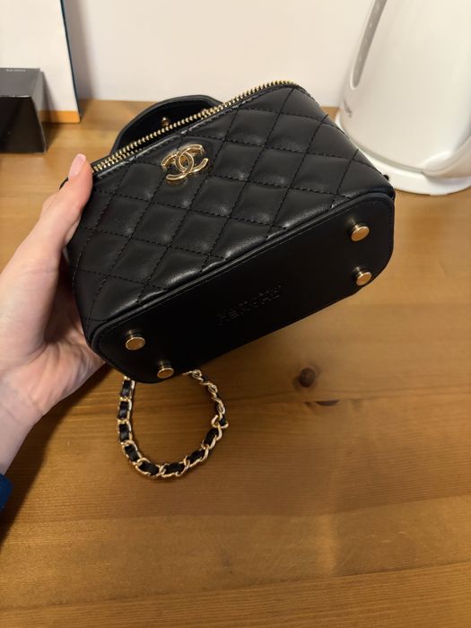 Черна елегантна чанта със златисти детайли Шанел