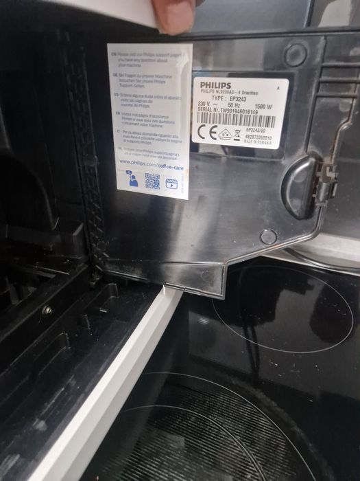 PHILIPS EP3243 – 9506 AD
Кафе машина + чисто нов млечен съд и филтър!
