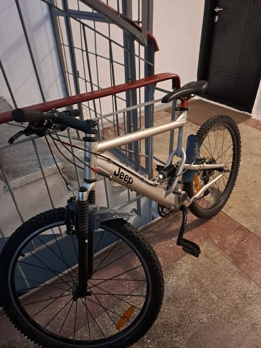 Bicicleta cu suspensii