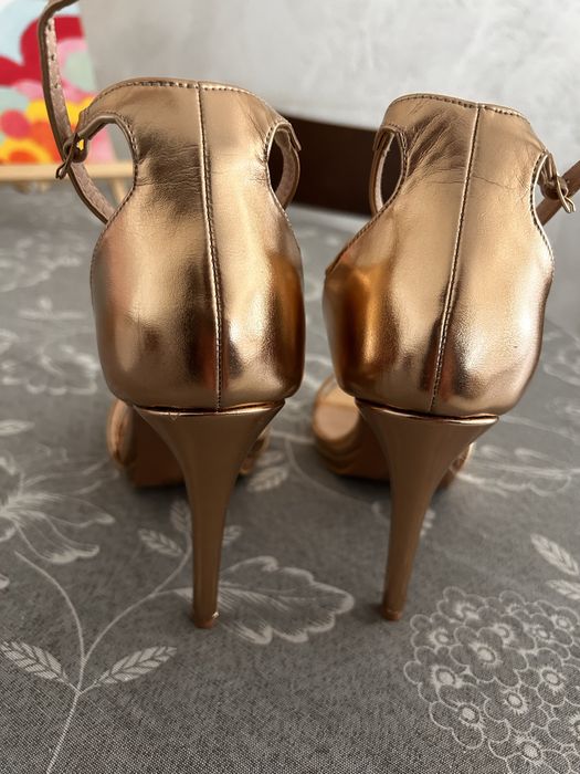 Летни сандали с ток