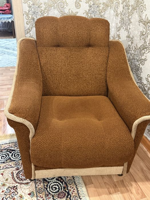 Два коричневых кресла