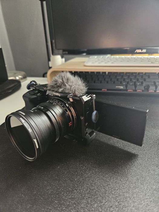 Sony ZV-E10 + 7Artisans 35mm f/1.4 + SmallRig Kit + 512GB SD