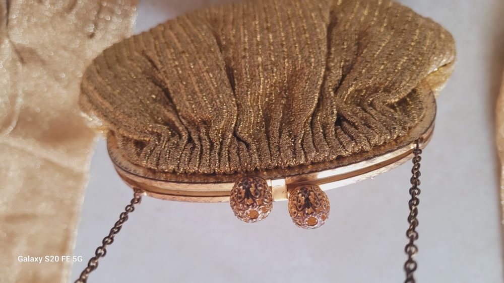 Декоративна винтидж  златиста дамска чанта и ръкавици