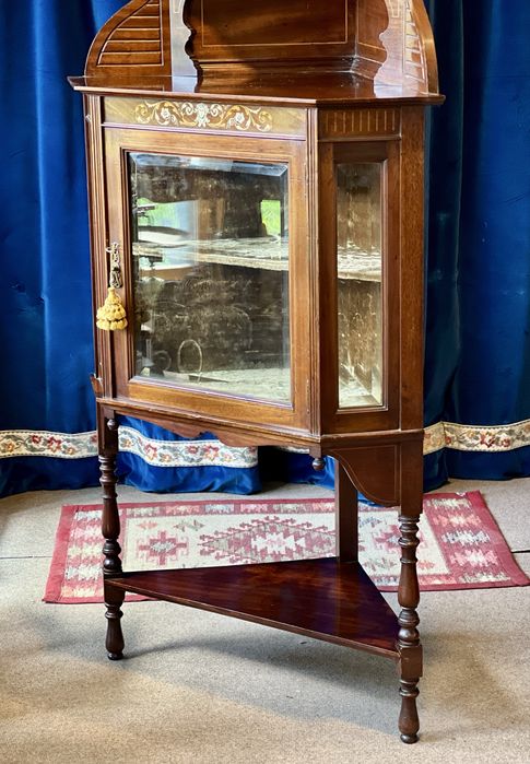 Colțar vitrină din lemn masiv, piesă de mobilier de epocă, datând din secolul XIX