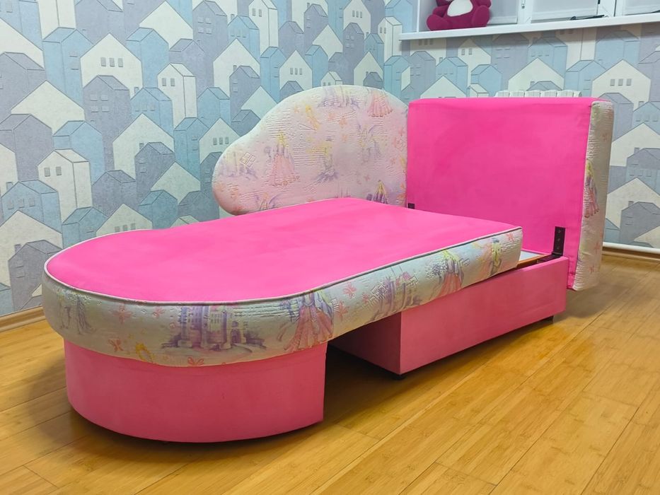 Детский диван раскладной розовый в очень хорошем состояний
