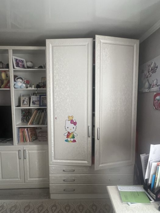 Стенка,шкаф и стол