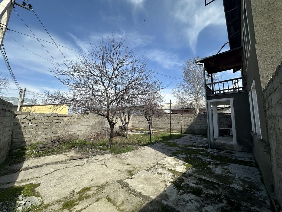 Hovli sotiladi Xishrav Qurgonida 7 sotiq 2 etajli
