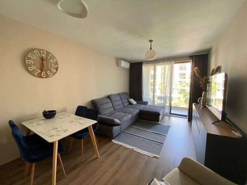 Продава се Двустаен апартамент в Варна, Цветен квартал - 70 кв.м за 3858 €/кв.м - Снимка #2