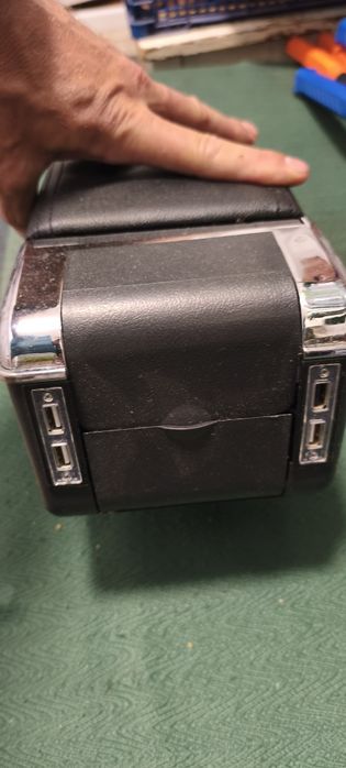 Vând cotieră auto cu usb