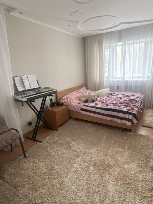 Двухспальная кровать с матрасом