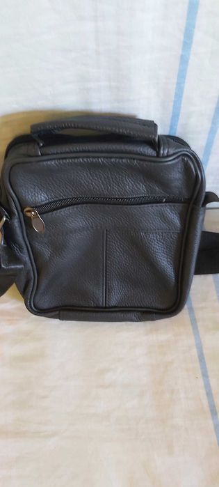 Продавам мъжки черни чанти от естествена кожа с пет отделения с цип