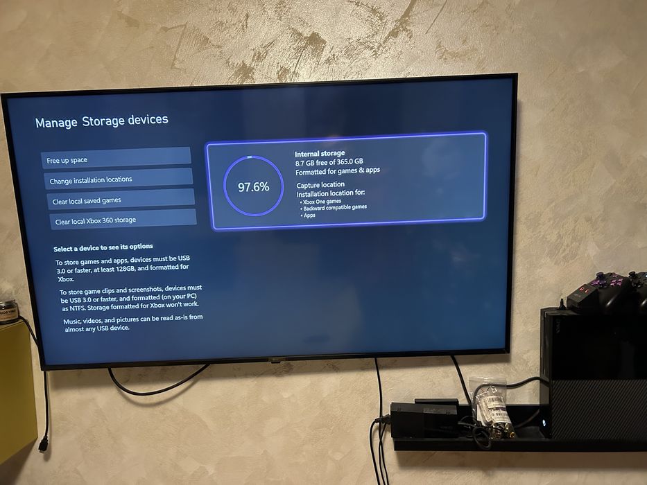 Xbox one cu 2 manete, 1TB dock station, 370 GB și 8 jocuri