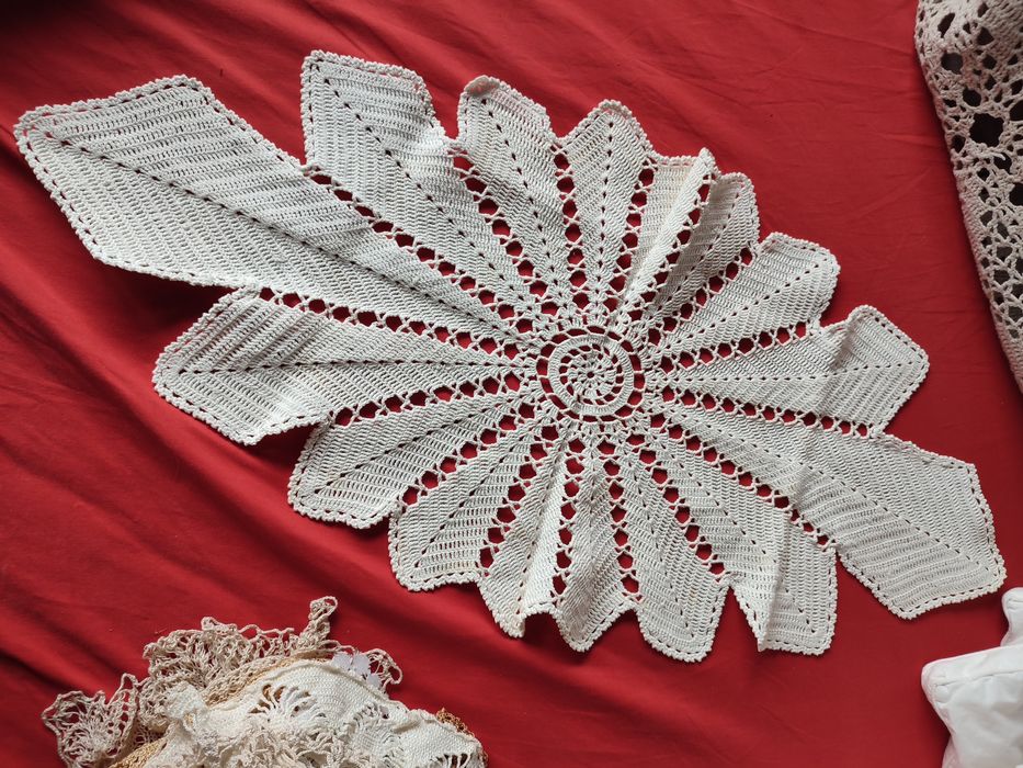 Плетени на една кука кувертюри на спалня,покривки за кръгла маса.