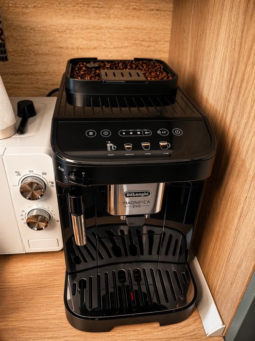 Espressor automat DeLonghi Magnifica Evo – stare foarte bună, cafea excelentă