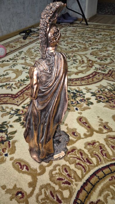 Декорная статуя воина