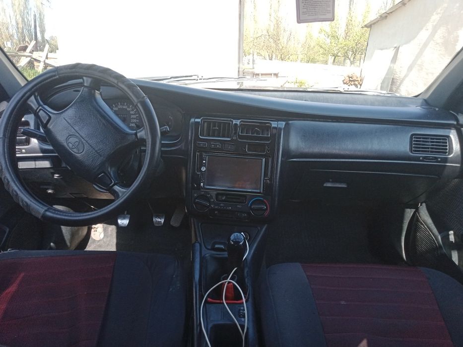 Тойота Карина е 1993 г 2.0 куб