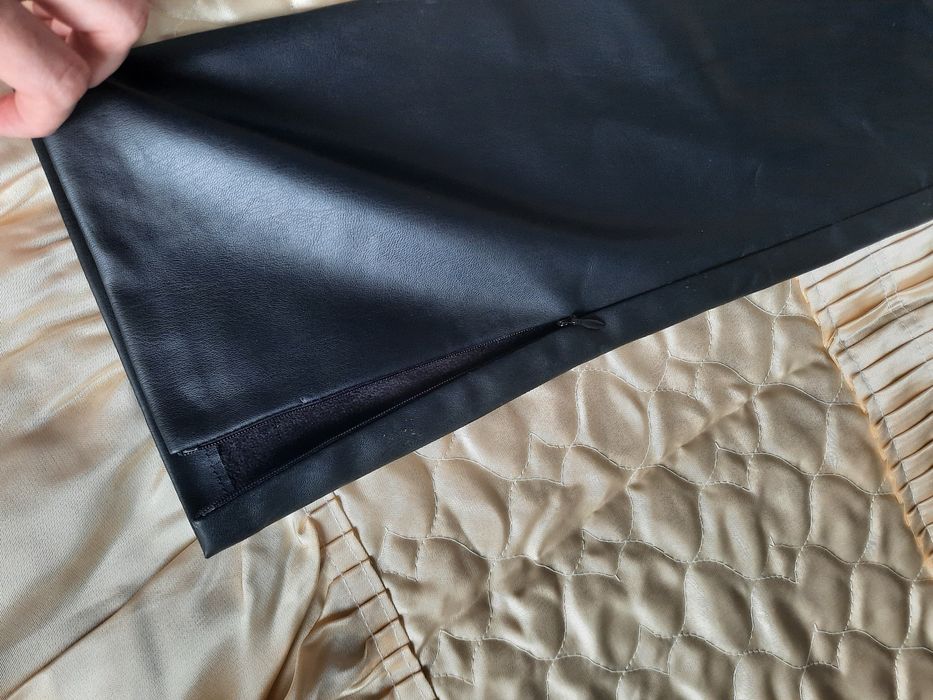 Pantaloni din piele, zara