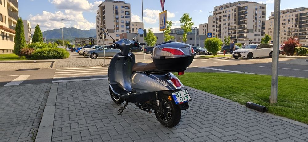 Scuter Electric SAKURA JS2A (An 2021) – Înmatriculat, Stare Excelentă, 1863 Mile (cca. 3000 km)