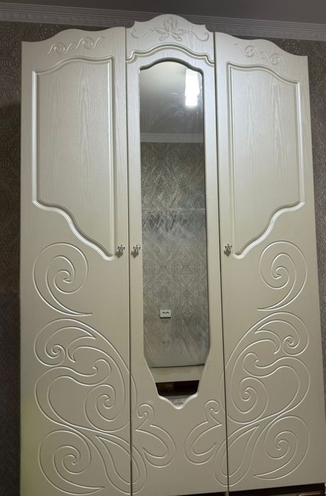 Шкаф с зеркалом срочно